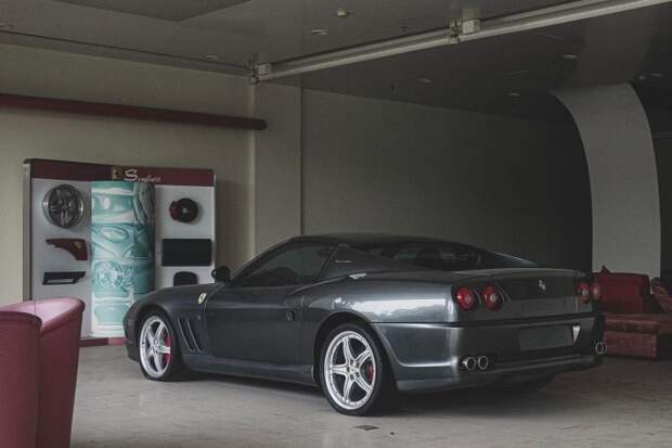 Porsche Carrera GT стоит уже 8 лет: заброшенный дилерский центр суперкаров в Китае