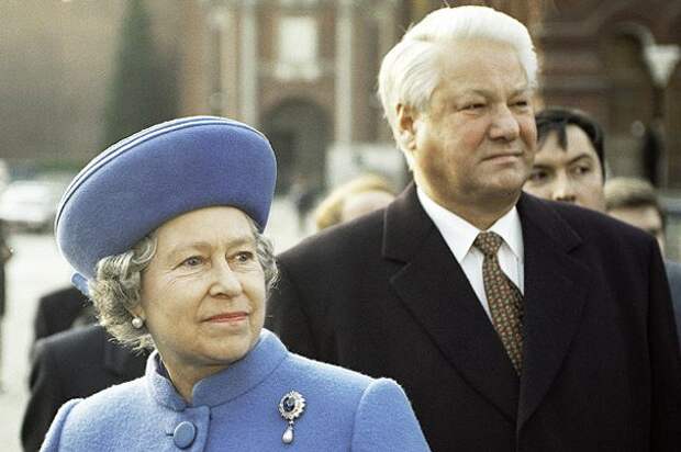 «Поцелуй Ельцина»: чем президент России шокировал королеву Англии
