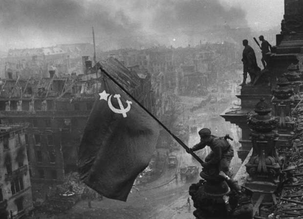 Впервые Знамя Победы было пронесено только на Параде Победы 1965 года./Фото: pbs.twimg.com Впервые Знамя Победы было пронесено только на Параде Победы 1965 года./Фото: pbs.twimg.com