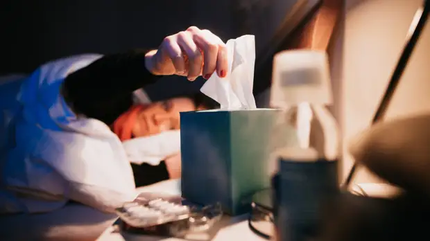 Отоларинголог Лесков прокомментировал отличия насморка при ОРВИ и коронавирусе