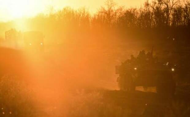 На фото: украинские военные на бронетранспортере