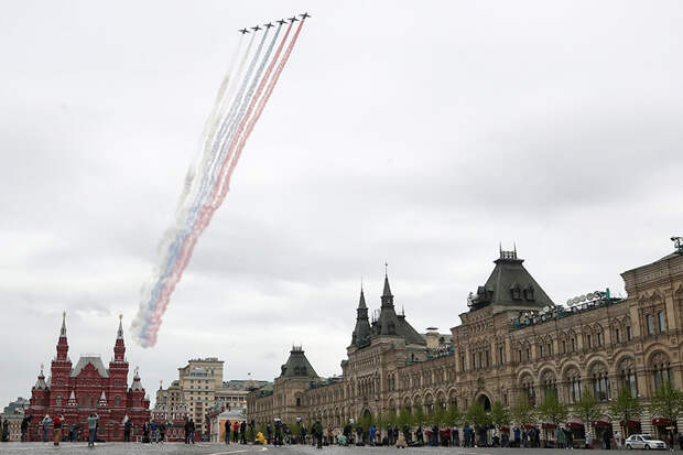 Штурмовики Су-25 на воздушном параде Победы в Москве, 9 мая 2020 года