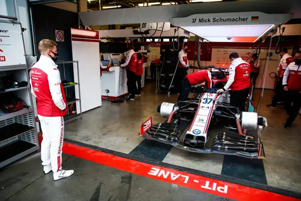 Что значит для Мика Шумахера новый контракт Сайнса с Ferrari? Ничего хорошего