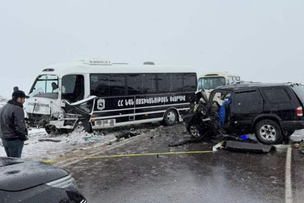 Автобус МВД Армении попал в аварию в Лорийской области