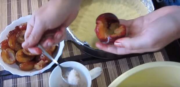 пирог со сливами и яблоками рецепт