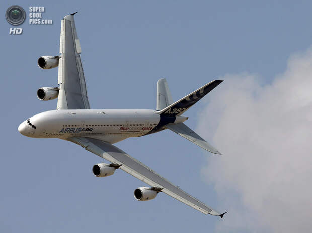 ОАЭ. Дубай. 18 ноября. Во время международного аэрокосмического салона Dubai Airshow. (Karim Sahib/AFP/Getty Images)
