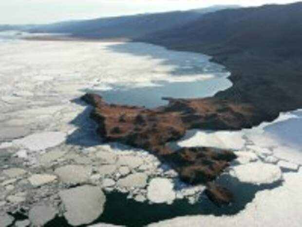 На Байкале тает лед. Освобождающееся от «оков» озеро с высоты птичьего полета