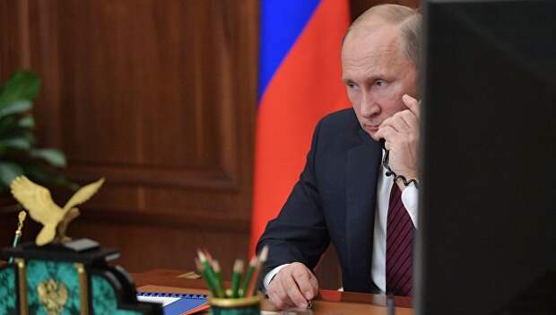 Президент РФ Владимир Путин во время телефонного разговора. Архивное фото