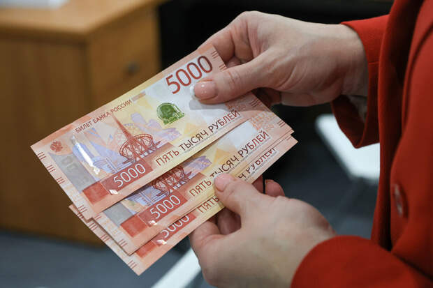 Экономист Балынин: мартовские праздники не сократят зарплаты россиян