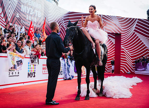 Ольга Бузова появилась на красной дорожке верхом