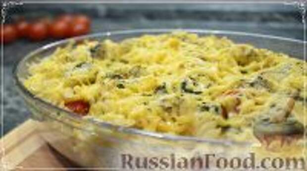 Фото к рецепту: Макароны в духовке, с сыром, помидорами и зеленью