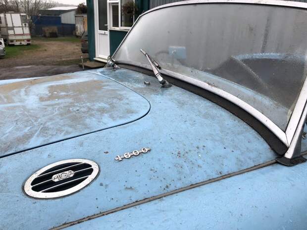 MG roadster 1960 года выпуска 20 лет простоял под кучей мусора в гараже