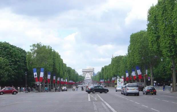 93f89da143_paris_champs_elysees_westwards_dsc03316.webp