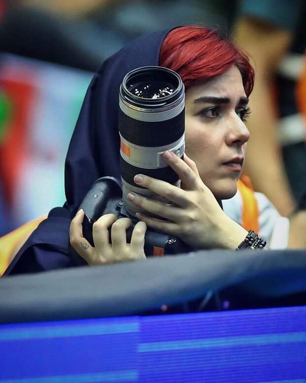 Журналистка Париса Пуртахэриан получила задание снять этот спортивный поединок. В Иране женщинам запрещено посещать стадионы, где играют мужчины, но Пуртахэриан оригинально обошла запрет. журналисты, законы, иран, иранские девушки, стадион, фотограф, футбол
