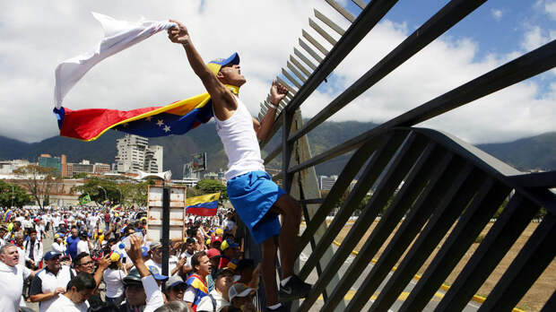 «Его время закончилось»: как могут развиваться события в Венесуэле в случае ареста Гуаидо