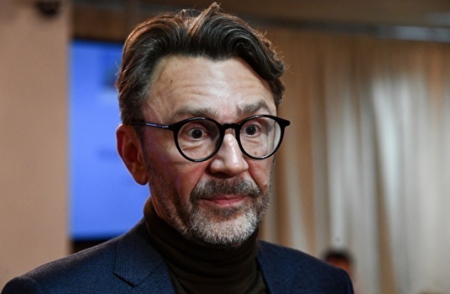 «Показалось вам вся роскошь, не его это часы». Шнуров посвятил стихотворение просьбе патриарха Кирилла не верить слухам о его богатстве