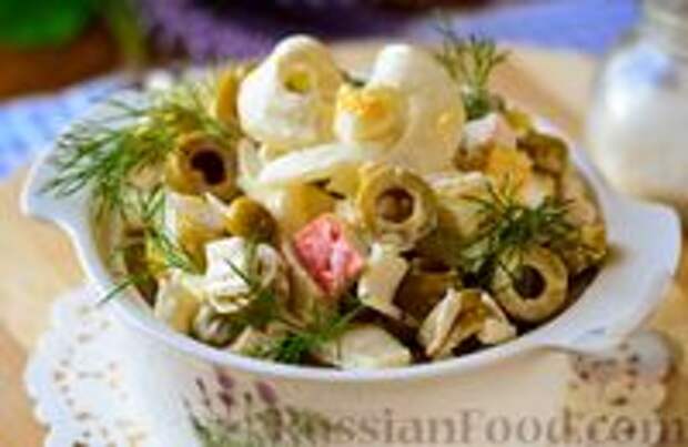 Фото к рецепту: Салат с крабовыми палочками, кальмарами и оливками