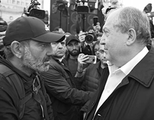 Харизматичный, но теряющий власть Пашинян сейчас оказался слабее тихого дипломата Саркисяна