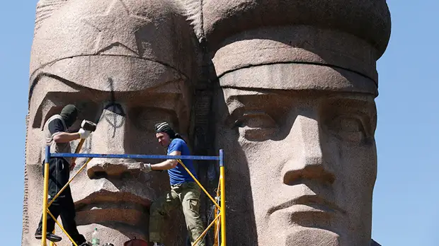 «Демонстративный вандализм»: как на Украине борются с советским наследием