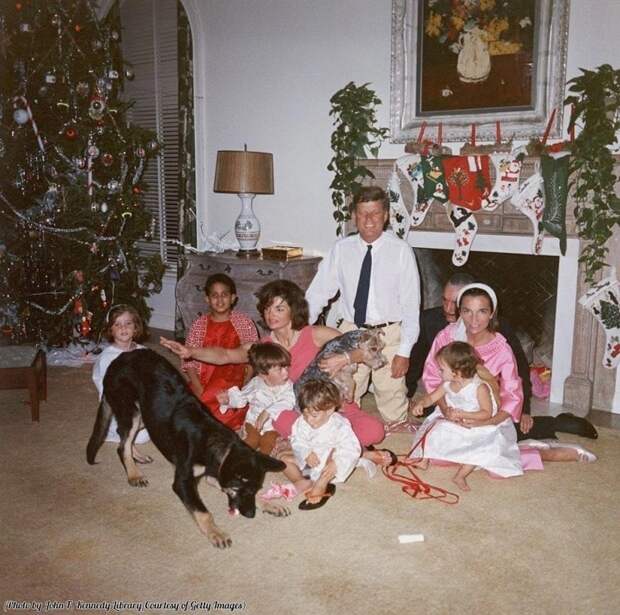 Семья Кеннеди празднует Рождество в Белом доме, 1962 в мире, знаменитости, кадры, люди, молодость, слава, фото