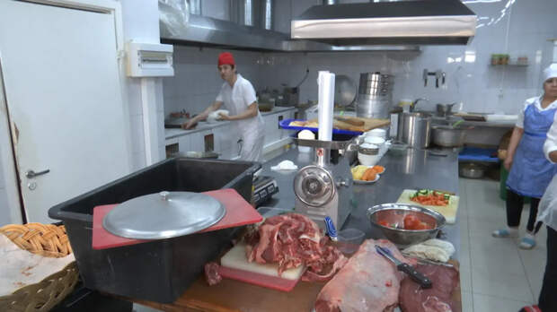 Манты как оружие: В Новосибирске иностранцы забросали сотрудников СК едой