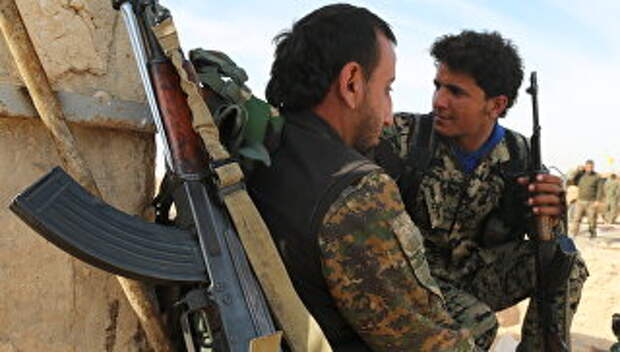 Бойцы Демократических сил Сирии (SDF) в деревне недалеко от Ракки