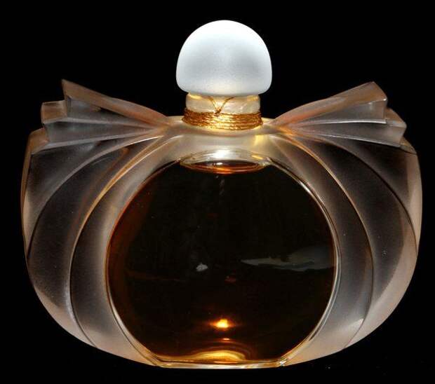 Картинки по запросу le baiser de lalique perfume