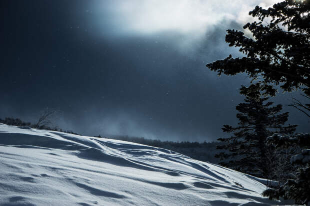 Турист был застигнут врасплох снежной бурей во время похода и не выжил