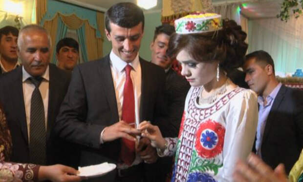 Медсестру выдали замуж за учителя по приказу президента Таджикистана 