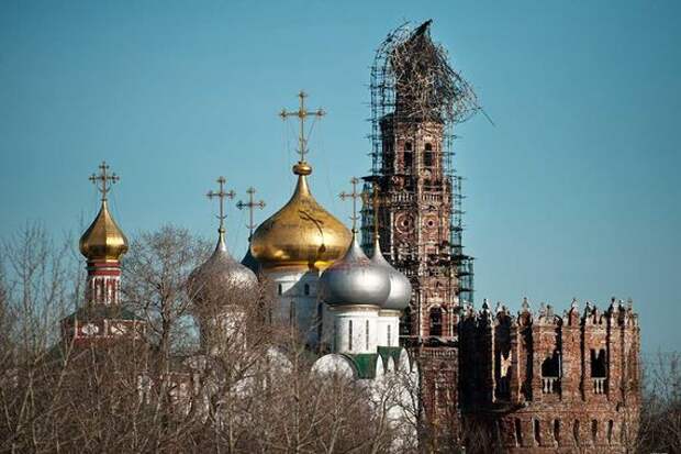 ФСБ возбудила «дело реставраторов» в марте 2016 г. По версии следствия, бывший замминистра культуры Григорий Пирумов не позднее ноября 2012 г. создал и возглавил преступную группу для хищения средств, выделяемых на реставрацию нескольких памятников. Пирумов отвечал в министерстве за имущественные отношения и инвестиции. В деле семь эпизодов: хищение денег, выделенных на реставрацию в Новодевичьем монастыре в Москве (на фото), драмтеатре в Пскове, Иоанно-Предтеченском монастыре, Музее космонавтики в Калуге, Изборской крепости, усадьбе Асеевых в Тамбове и крепости Фридриха Великого в Калининграде