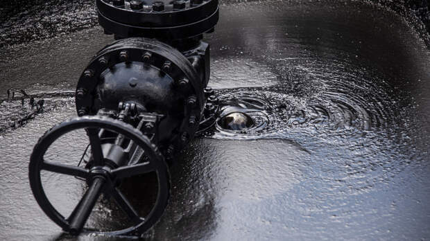 Специалист Астафьев: глобальная добыча нефти может сократиться на 8 млн баррелей в сутки