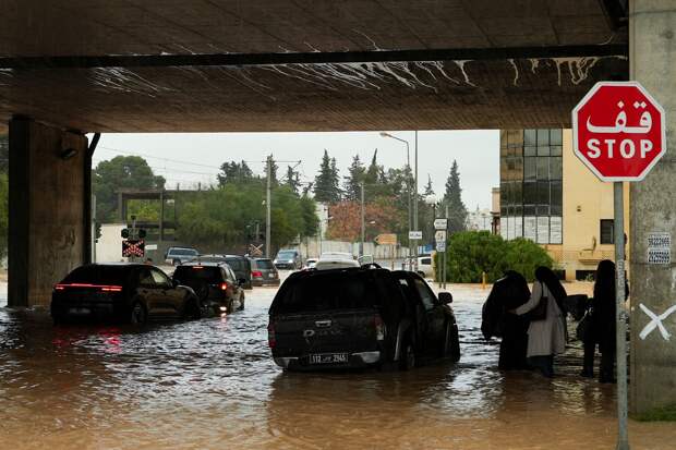 Наводнения парализовали Тунис: Сотни семей эвакуированы, дороги заблокированы