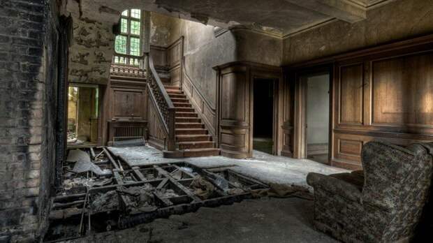 7 самых потрясающих заброшенных замков мира