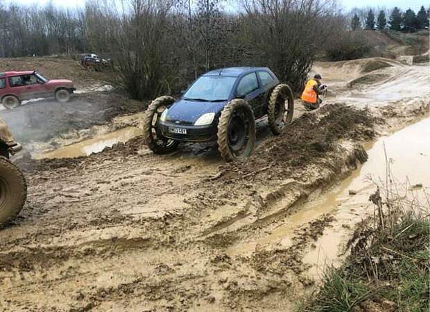 Ford Fiesta на колесах от трактора для любых дорог