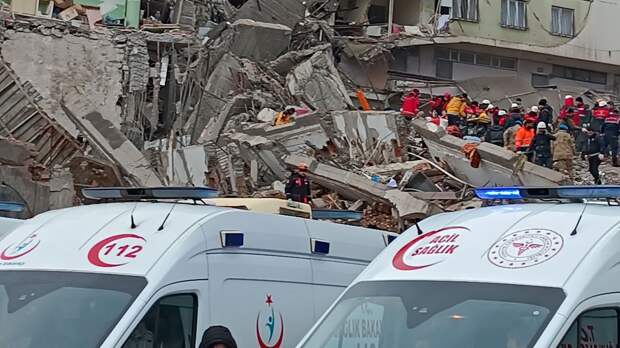 Более 100 российских спасателей прибыли в пострадавшую от мощных землетрясений Турцию