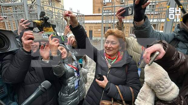 Адвокат Лурье держит ключи от квартиры / Фото: Shot