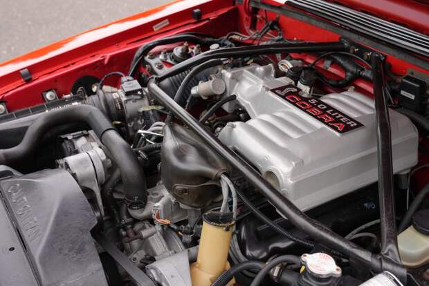 Старенький Ford Mustang, который стоит в пять раз дороже нового