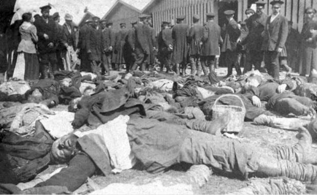 Тела погибших в давке на Ходынском поле 30 мая 1896 г.|Фото: http://sadalskij.livejournal.com/747332.html