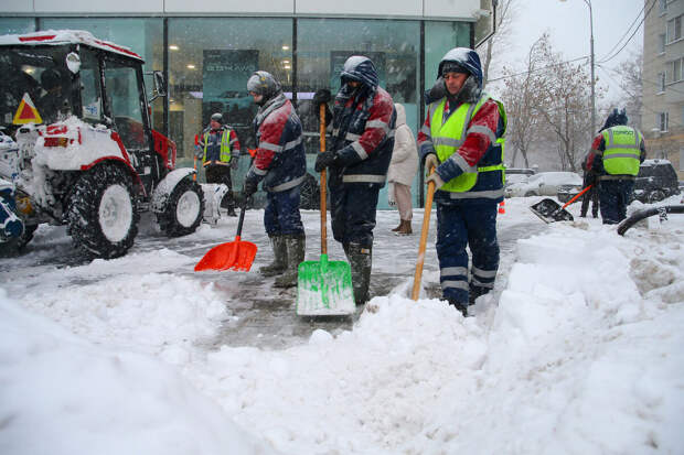 Для уборки снега в Москве задействовано около 130 тысяч человек
