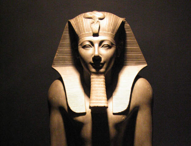 Базальтовая статуя Тутмоса III в Луксорском музее