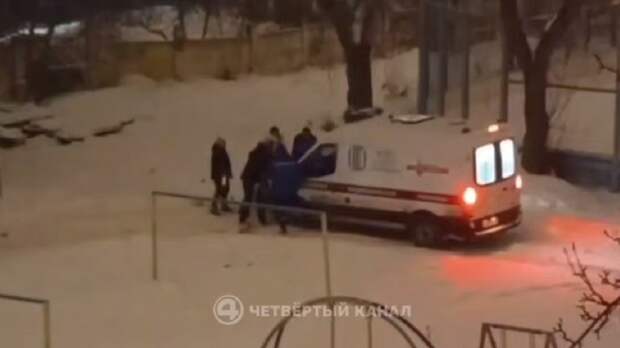 Застрявшую в снегу скорую с пациентом выталкивали вшестером