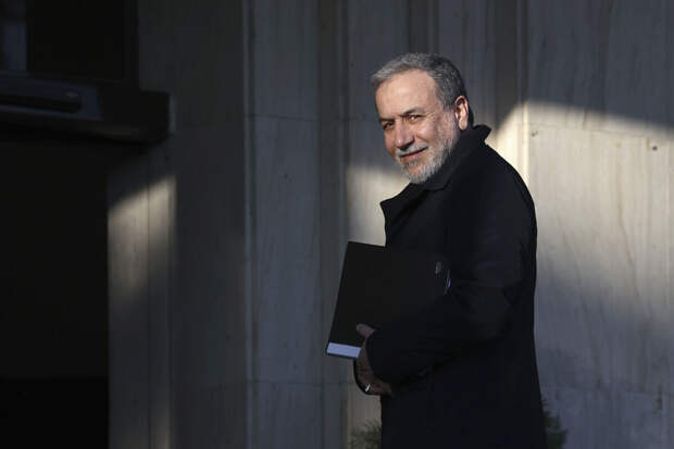 Глава МИД Ирана Аракчи назвал зонтик безопасности США дырявым