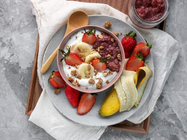 Для наилучшего вкуса в йогурт можно добавить фрукты, орехи, злаки, отруби или варенье — получится питательный и очень полезный вариант завтрака. Для наилучшего вкуса в йогурт можно добавить фрукты, орехи, злаки, отруби или варенье — получится питательный и очень полезный вариант завтрака.
