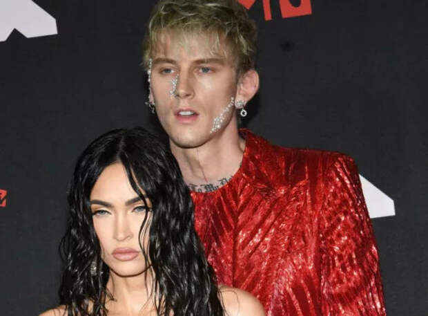 Сменивший имидж Machine Gun Kelly отреагировал на слух, что Фокс «удалила» его из жизни