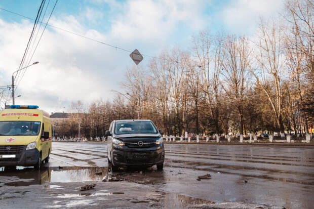 В Твери на проспекте Ленина столкнулись микроавтобус и легковушка