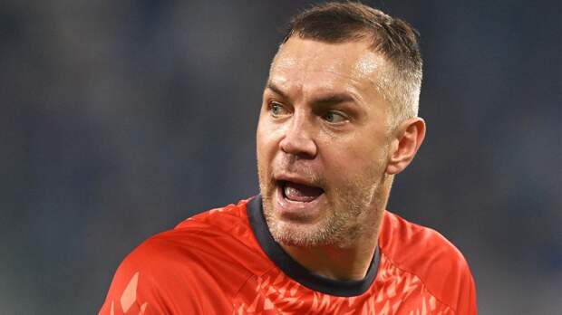 Дзюба возмущен судейством Москалева: «У нас нельзя трогать Акинфеева? Это прям цирк»