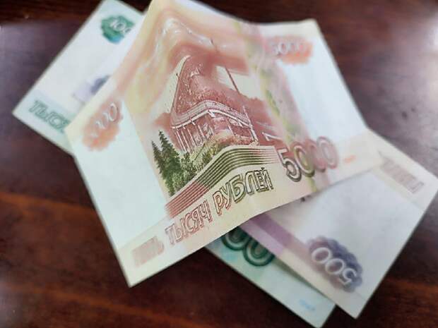 Студентка из Кузбасса лишилась 1,3 млн рублей, ожидая доставку цветов