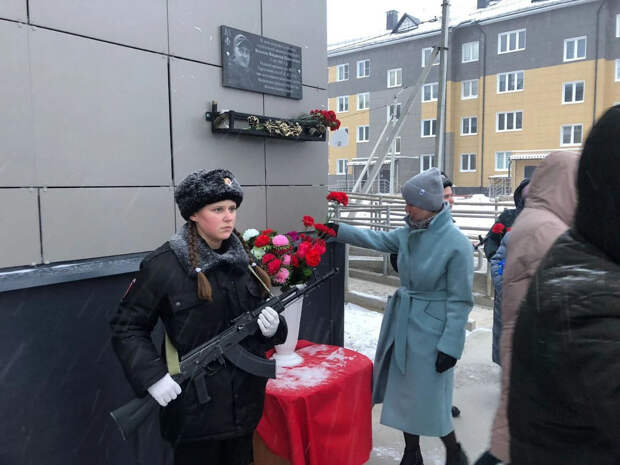 В Архангельской области установили мемориальную доску в честь погибшего героя в зоне СВО