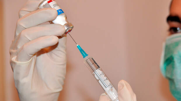 Доктор Мясников рассказал, кому нужна третья доза вакцины от COVID-19
