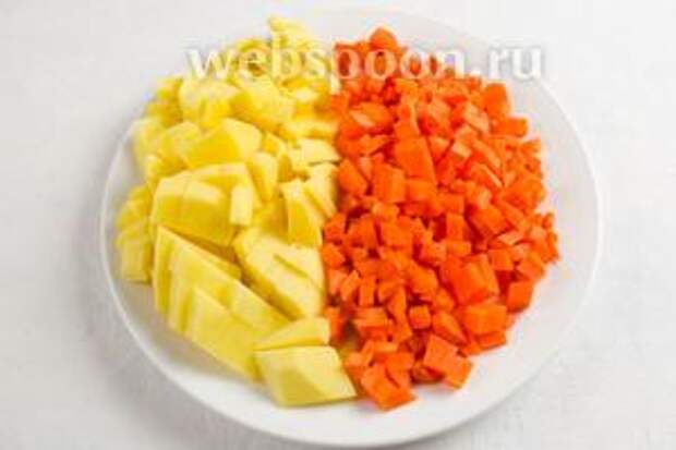 Картофель и морковь вымыть, очистить, нарезать кубиком.